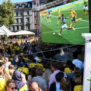 Svenska fotbollsfans ser sommarens match mellan Mexiko och Sverige på Norra bantorget i Stockholm.