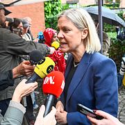 Socialdemokraternas partiledare Magdalena Andersson anländer till Högberga gård på Lidingö.