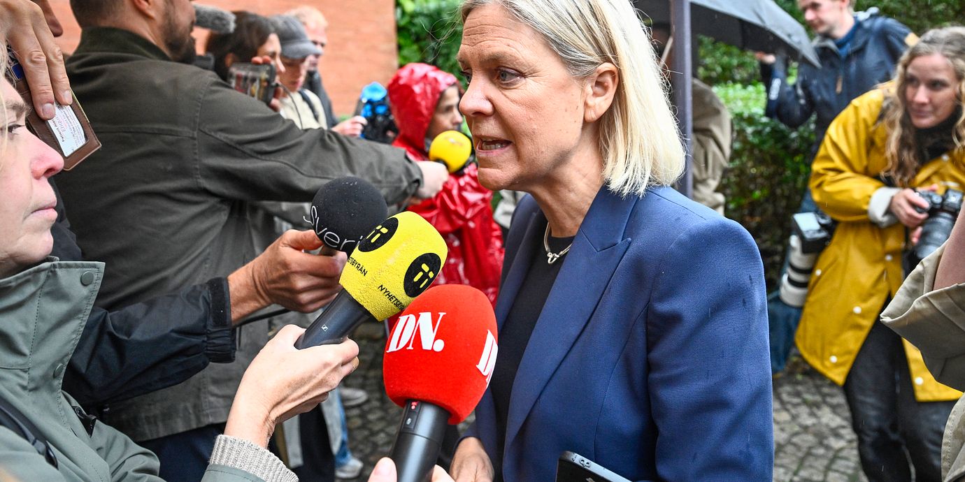 Socialdemokraternas partiledare Magdalena Andersson anländer till Högberga gård på Lidingö.
