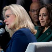 Kamala Harris och Liz Cheney under en utfrågning i Winsconsin.