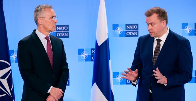 Natos generalsekreterare Jens Stoltenberg och Finlands försvarsminister Antti Kaikkonen, arkivbild. Olivier Matthys / AP