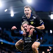 Anfallaren Robbie Ure och försvararen Tobias Anker jublar efter segern mot Malmö.