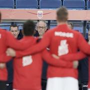 Norges förbundskapten Lars Lagerbäck syns mellan spelarna inför en match i oktober.