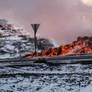 Lava vid en väg in mot Grindavík. 