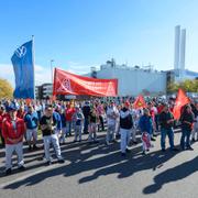 Arkivbild. Volkswagenanställda under en demonstration mot att företaget lägger ner fabriker i Tyskland. 