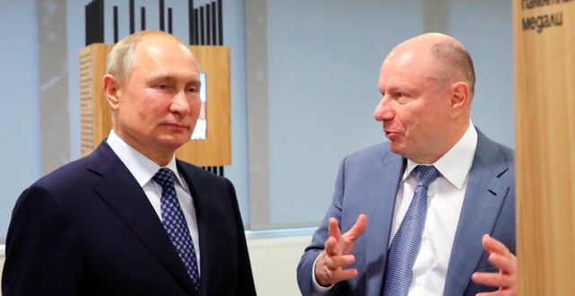 Rysslands president Vladimir Putin tillsammasn med oligarken Vladimir Potanin. Mikhail Klimentyev / AP