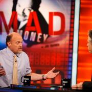 Jim Cramer (t.v) intervjuas av komikern John Stewart.