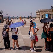 Människor köar för att komma in i det kungliga palatset i Madrid under en värmebölja för tre år sedan.