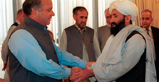 Nye premiärministern Mohammad Hasan Akhund (till höger)/Bild från 1999 B.K. BANGASH / TT NYHETSBYRÅN