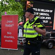Polisen på plats nära protesterna utanför arenan.