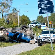 Polisen prejade flyktfordonet och båda bilarna voltade.