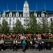 Strejkande utanför Grand hotel i Oslo.
