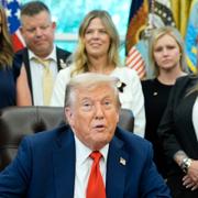 President Donald Trump i Vita huset på måndagen, omgiven av familjemedlemmar till stupade soldater i Afghanistan.