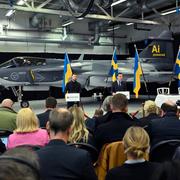 Statsminister Ulf Kristersson (M) (th) och Ukrainas president Volodymyr Zelenskyj håller en gemensam pressträff efter sitt möte och besök på Saab då man bland annat diskuterat försvarssamarbetet.