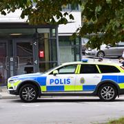 En 14-årig pojke blev skjuten i ansiktet på en skoltoalett på Trångsundsskolan i september i fjol. Nu döms en 15-årig pojke till sluten ungdomsvård. 