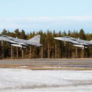 Två JAS 39 Gripen startar på F 21 i Luleå. Arkivbild.