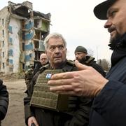 Sauli Niinistö besöker Borodjanka i Ukraina.