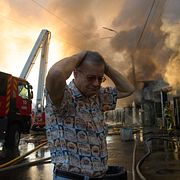Kyivbon Alexander är en av många ukrainare som drabbats av Rysslands omfattande luftattacker. Bild från den 17 augusti som visar hur hans bokhandel står i brand.