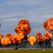 Arkivbild från 2024: Ett JAS 39C Gripen bombar fienden vid ett stridsmoment på Försvarsmaktens Huvudflygdag på F17 i Kallinge.