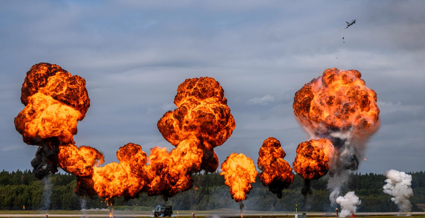 Arkivbild från 2024: Ett JAS 39C Gripen bombar fienden vid ett stridsmoment på Försvarsmaktens Huvudflygdag på F17 i Kallinge.