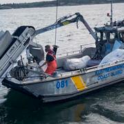 Olja borstas ombord ett av Kustbevakningens strandnära oljebekämpare sedan lastfartyg gått på grund utanför Valdemarsvik i Tjust skärgård norr om Västervik.