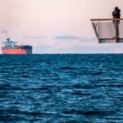 Råoljetankern Ozanno med Titanic-piren i Västra Hamnen i Malmö i förgrunden då den passerar genom Öresund.