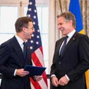 Statsminister Ulf Kristersson och USA:s utrikesminister Antony Blinken skrattar. Bild från tidigare i år.