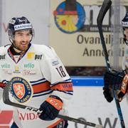 Växjös Andrew Calof (V) har gjort 1-4 under lördagens ishockeymatch i SHL mellan HV71 och Växjö Lakers HC i Jalas Arena.