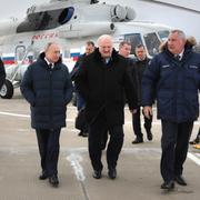 Vladimir Putin och Aleksandr Lukasjenko i mitten, i samband med dagens möte i östra Ryssland.