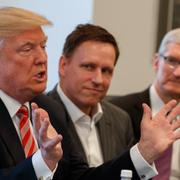 Donald Trump, Peter Thiel och Tim Cook under ett möte i Trump Tower den 14 december 2016