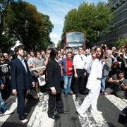 Beatlesfans vandrar på Abbey Road, 50 år sedan fotografiet togs.
