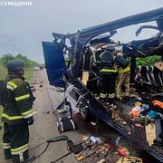 Ukrainsk räddningstjänst arbetar på en buss som träffats av en rysk drönare.
