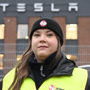 Emma Hansson ordförande i IF Metall Stockholms län är strejkvakt utanför Teslas Servicecenter i Segeltorp.