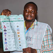 En valsedel hålls upp i Guinea under söndagen.