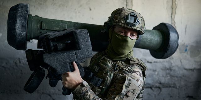 Ukrainsk soldat med en pansarvärnsrobot.  LIBKOS / AP