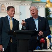 De amerikanska senatorerna Lindsey Graham och Richard Blumenthal talar under besöket i Kyiv.