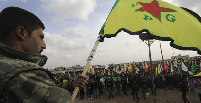 En YPG-medlem under en demonstration. DELIL SOULEIMAN / AFP