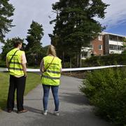 Krisstödjare från socialtjänsten dagen efter dödsskjutningen i Bagarmossen i södra Stockholm. 