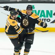 Patrice Bergeron kramar om Hampus Lindholm efter 1–0-målet mot Tampa Bay.