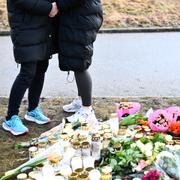 Sörjande samlas och placerar blommor och ljus dagen efter skolskjutningen på Risbergska skolan i Örebro där minst 11 personer miste sina liv. 