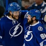 Victor Hedman, till vänster tillsammans med lagkamraten Nikita Kucherov. 