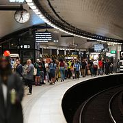 Stopp på röda linjen mellan T-centralen och Tekniska högskolan på grund av vagnfel under Stockholm marathon på lördagen