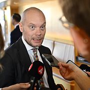 
Martin Kinnunen (SD) på väg in i kammaren inför omröstningen om nya utskottsordförande i riksdagen.