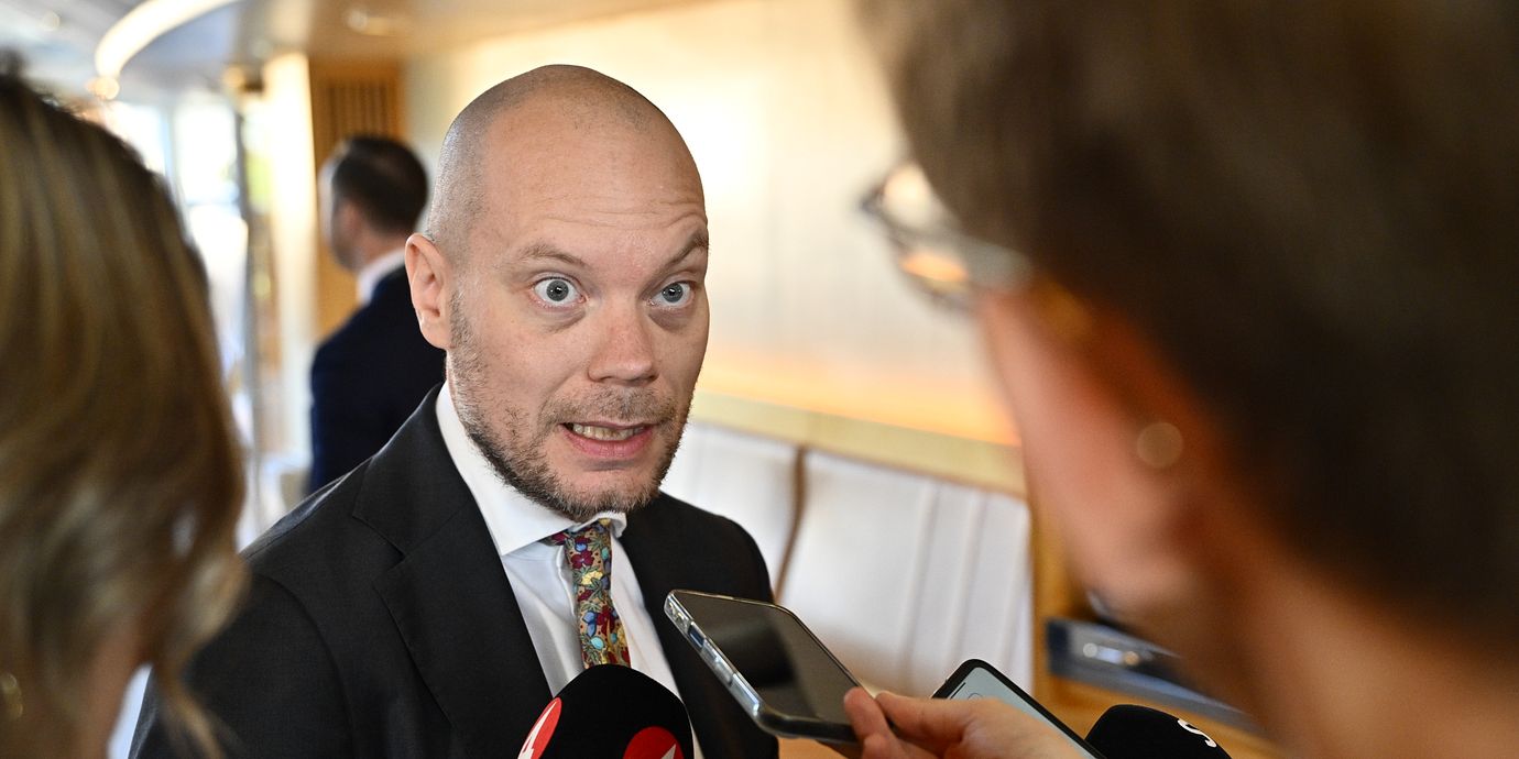 
Martin Kinnunen (SD) på väg in i kammaren inför omröstningen om nya utskottsordförande i riksdagen.