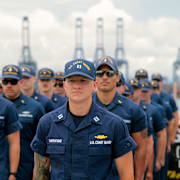 Besättningsmedlemmar på ett av Kustbevakningens fartyg, arkivbild. 