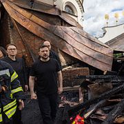 President Volodymyr Zelenskyj på plats vid katedralen efter attackerna.