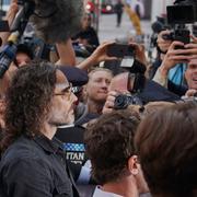 Russell Brand anländer till domstolen i Westminster i London. 