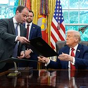 Arkivbild på Will Scharf och Donald Trump.