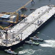 En japansk oljetanker som passerade Hormuzsundet i slutet av maj. Arkivbild.