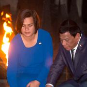 Sara Duterte-Carpio tillsammans med sin far, president Rodrigo Duterte.  